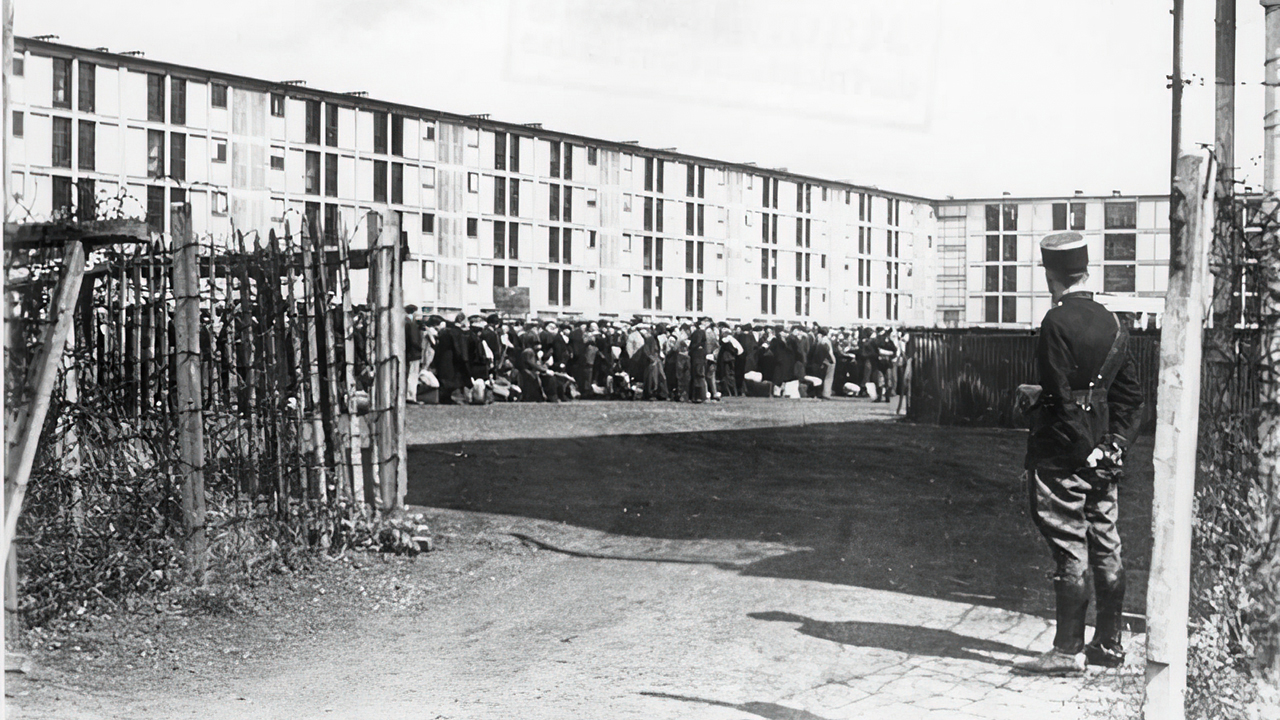 Klik voor foto in apart venster bundesarchiv_bild_183-b10919__frankreich__internierungslager_drancy__frankreich.jpg